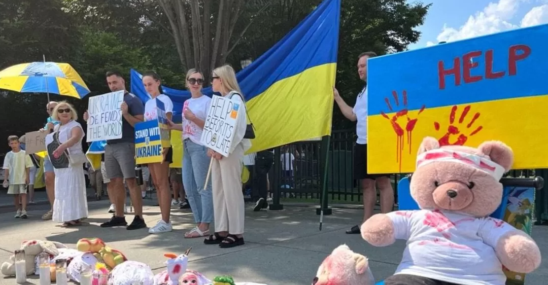 Dozens Demonstrate in Support of Ukraine in Downtown Atlanta (in Spanish)